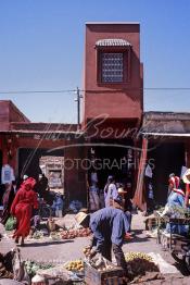 Image du Maroc Professionnelle de  Des commerçants exposent à même le sol fruits et légumes sur la place de l'ancienne Rahba de la médina de Marrakech, Samedi 22 Février 1987. (Photo / Abdeljalil Bounhar)